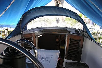 Cockpit mit abbaubaren Esstisch