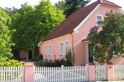 Das Haus ist komplett eingefriedet