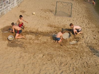 Kleine Baumeister am Strandbad