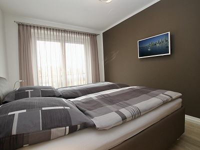 Das Schlafzimmer mit Wand-TV